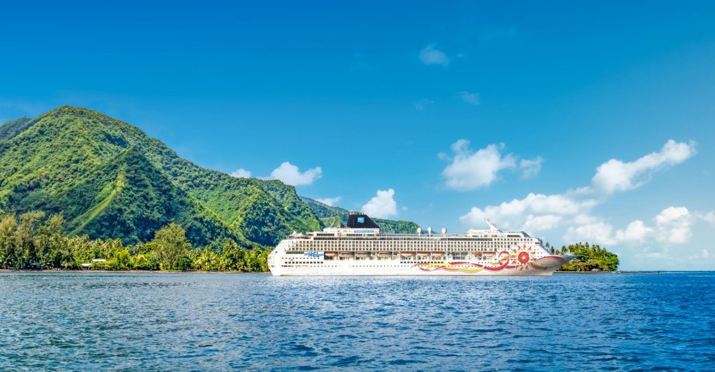 Descubre Seychelles con Norwegian Cruise Line Barco de Norwegian Cruise Line navegando entre las islas verdes de Seychelles