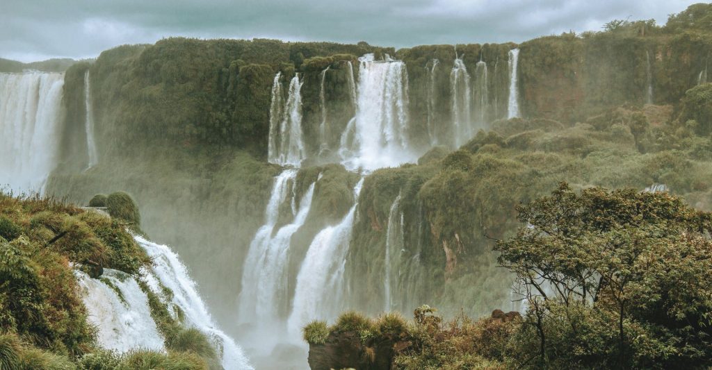 Cataratas rodeadas de vegetación vistas desde excursión en crucero por Sudamérica