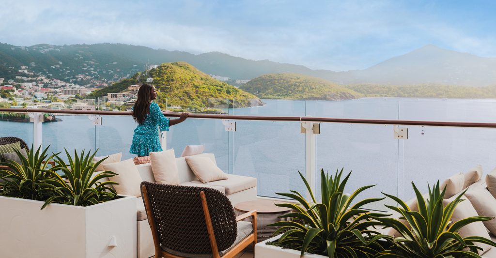 Mujer mirando el horizonte en un crucero Celebrity Crucero con Ventajas: Mujer mirando el horizonte en su crucero Celebrity