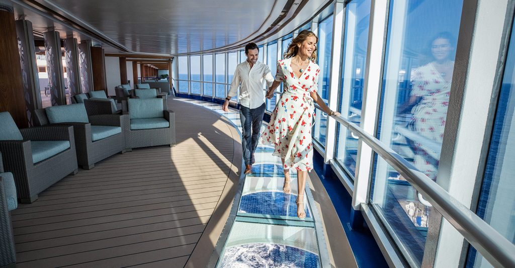 Pareja en un barco Princess Cruises Crucero con Ventajas: Una pareja pasea por las instalaciones de un barco Princess Cruises