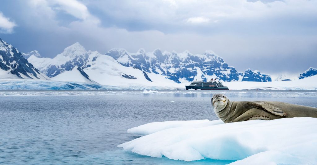 Icebergs flotando en aguas del hemisferio sur durante un crucero de exploración