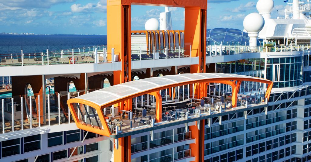Imagen aérea de la innovadora estructura móvil Magic Carpet a barco Celebrity Cruises 