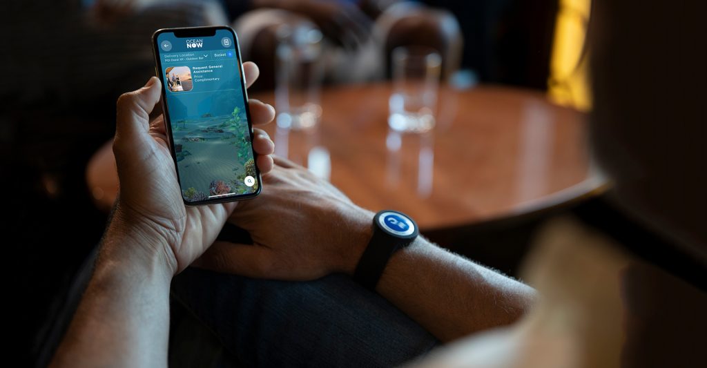 Imagen de un huésped del crucero Princess Cruises con la tecnología wearable inteligentes OceanMedallion