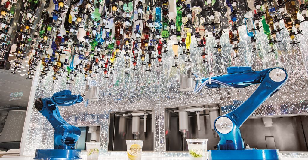 Imagen de los brazos robóticos en el Bionic Bar de la naviera de Royal Caribbean