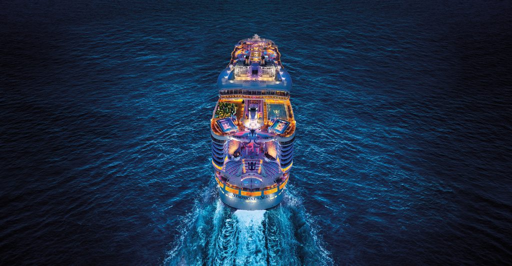 Fotografía aérea del crucero Symphony of the Seas de la naviera Royal Caribbean surcado los mares
