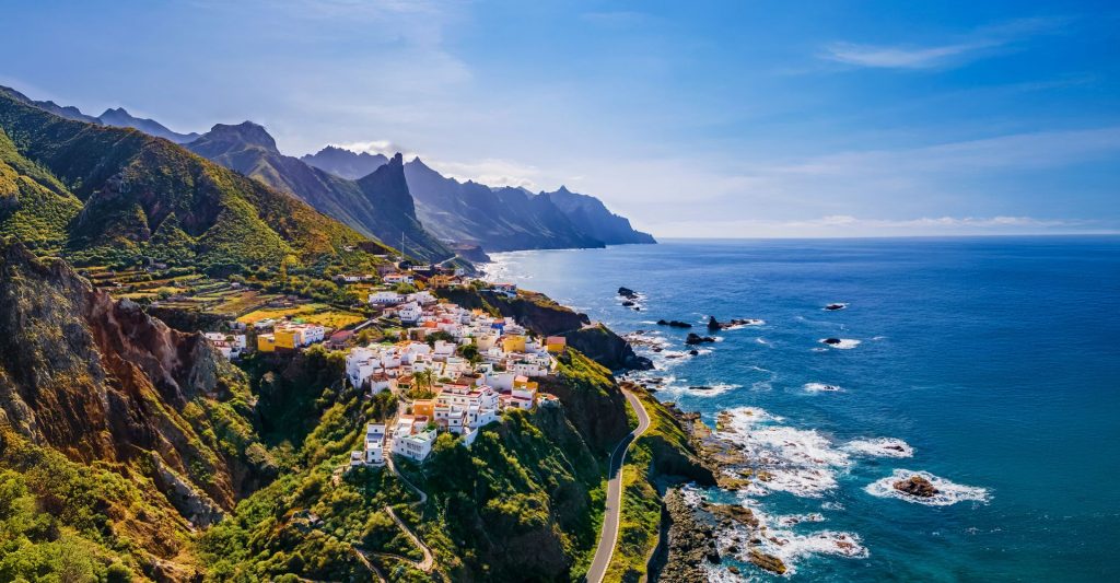 Costa montañosa de las Islas Canarias