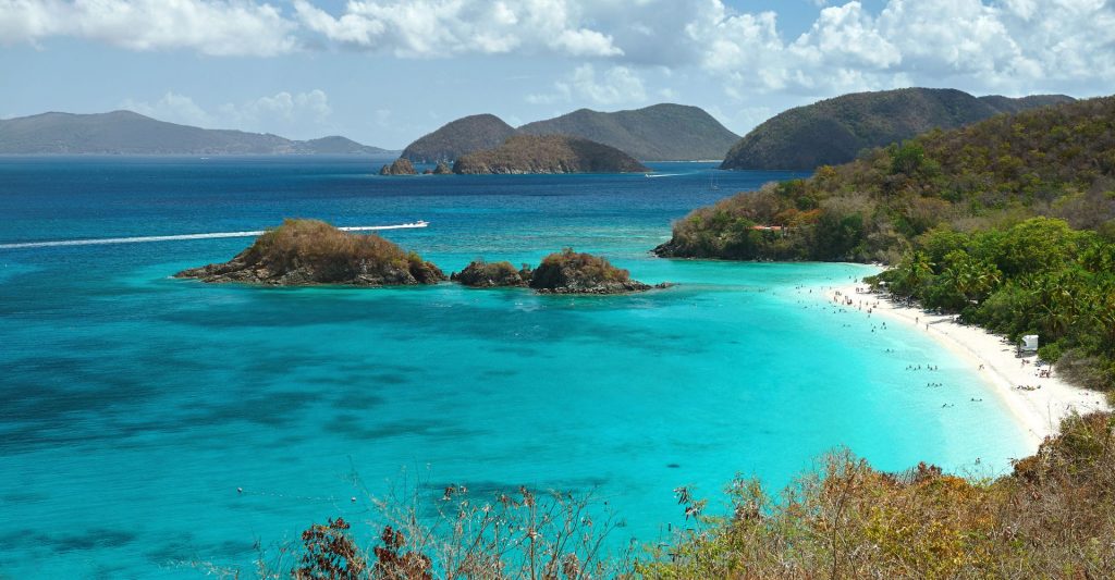 Vista panorámica de isla tropical en ruta de crucero por el Caribe