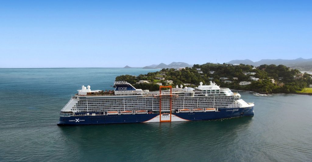 Crucero atracado en puerto mediterráneo