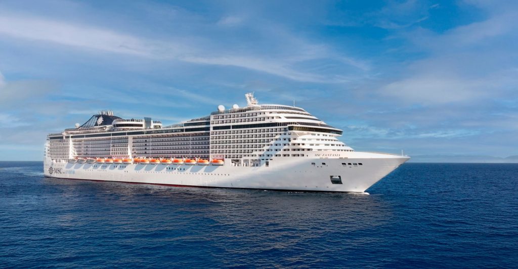 Barco de crucero navegando por aguas cristalinas
