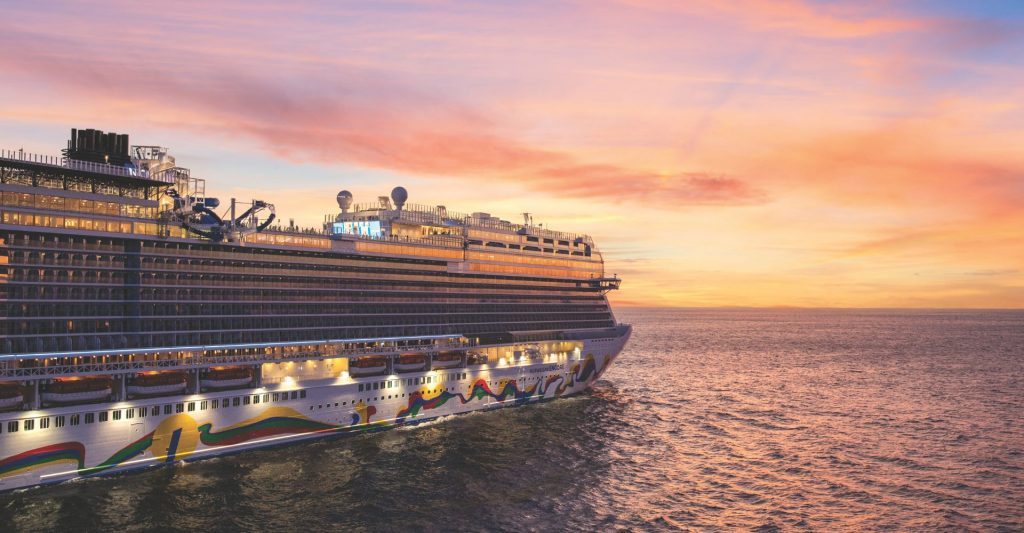 Cubiertas exteriores de un barco de crucero navegando durante un atardecer de otoño.