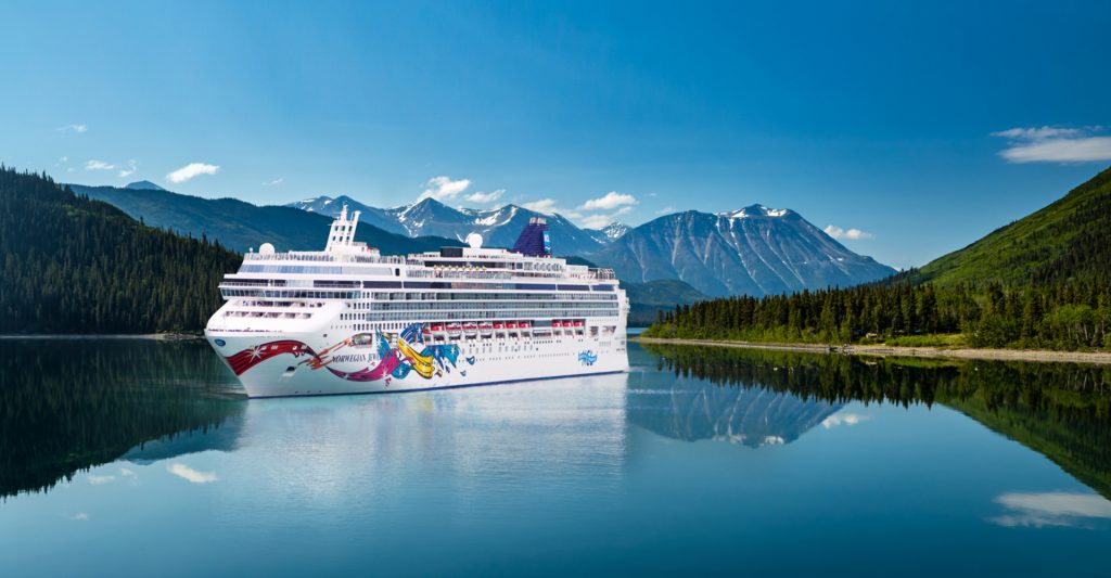 Imagen del crucero NCL Jewel surcando las aguas de Alaska de camino a su escala en Quebec