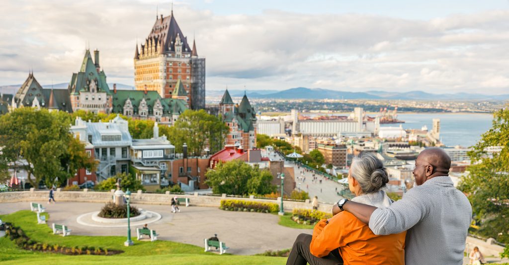 Imagen de una pareja mayor disfrutando de las vistas al legendario Château Frontenac en Quebec, Canadá