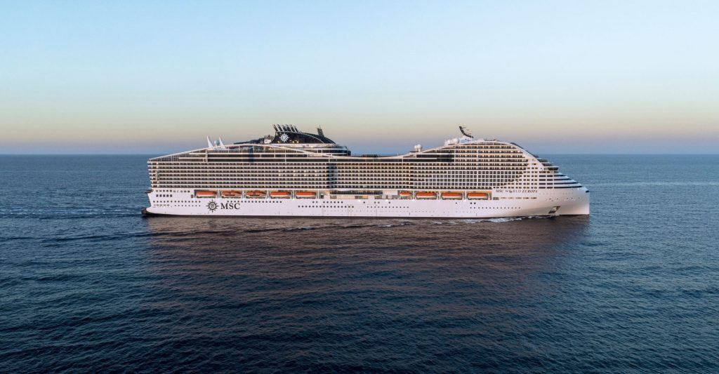 Crucero navegando por la costa brasileña con el mar en calma