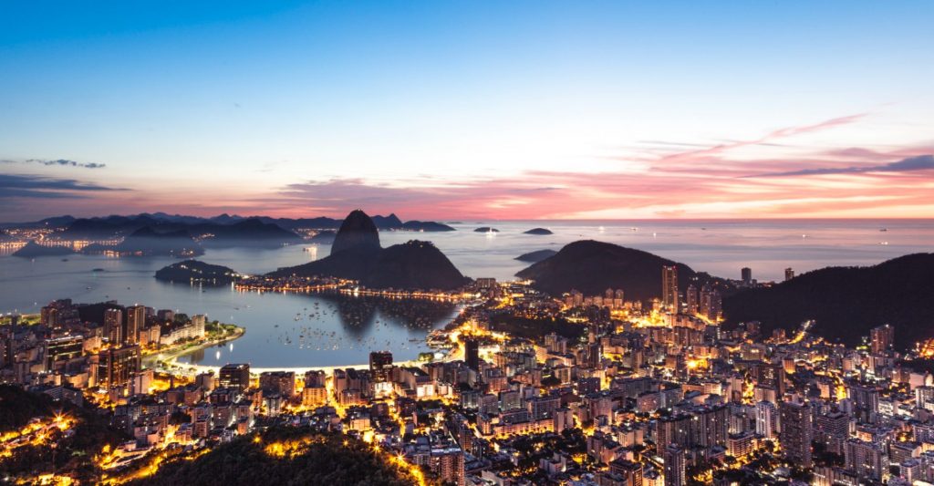 Atardecer en Río de Janeiro con su costa iluminada