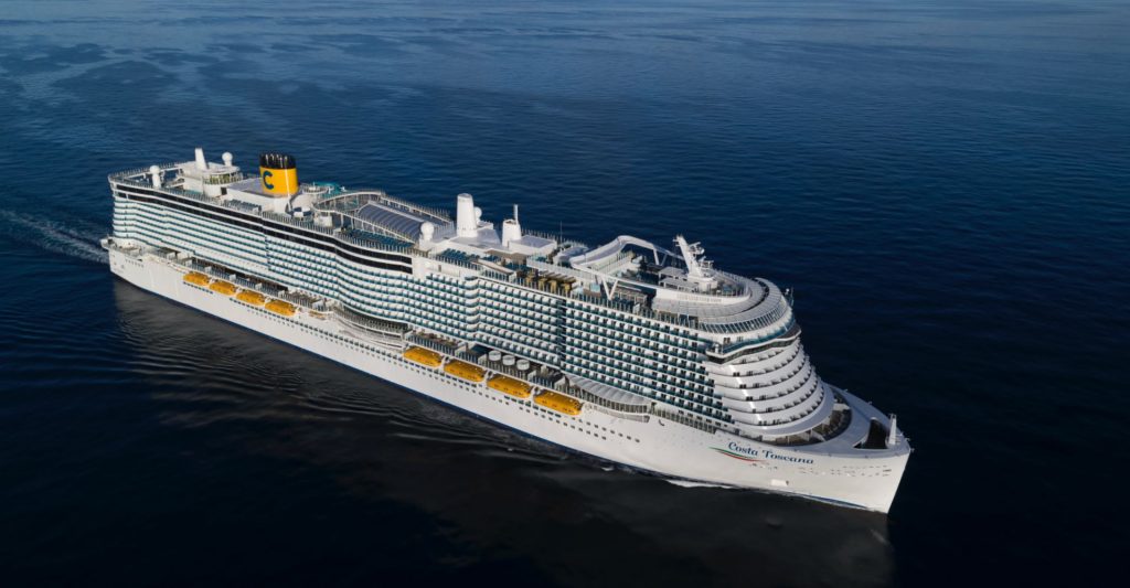 Vista aérea de un crucero navegando en alta mar.