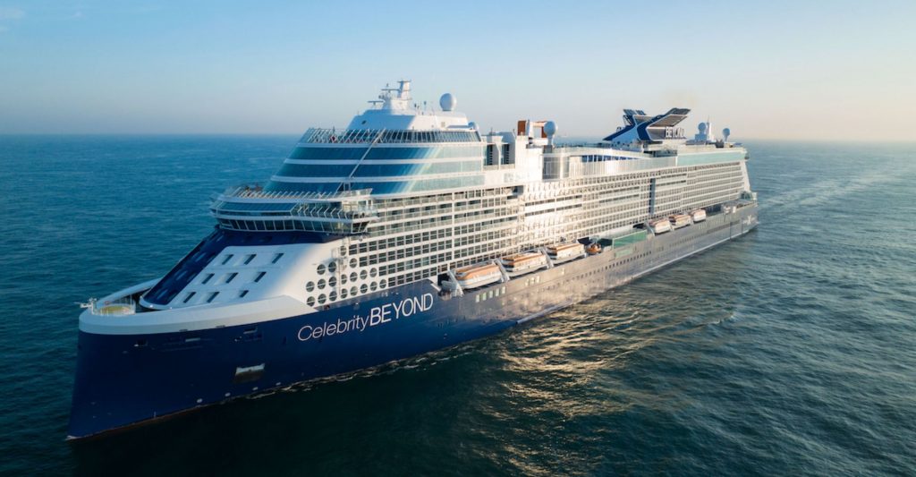 Crucero moderno navegando en aguas tranquilas bajo el cielo despejado.