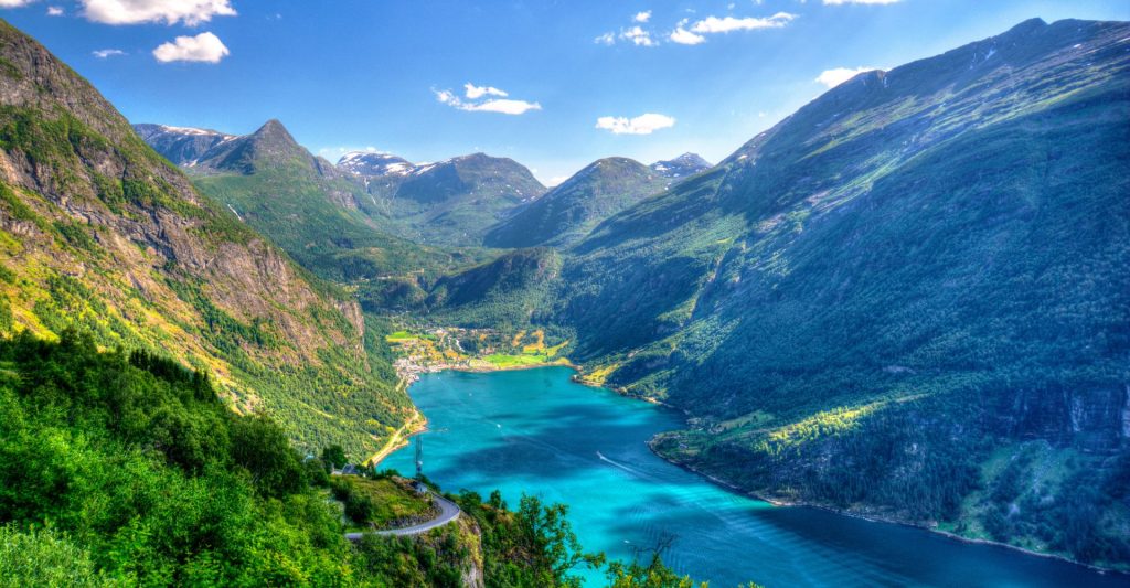 Panorámica de los fiordos noruegos desde un crucero, montañas y agua azul