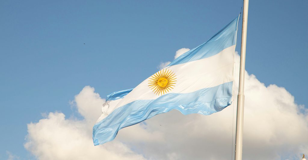 Crucero a Buenos Aires: Bandera de Argentina Imagen de la bandera de Argentina, en Buenos Aires; destino de escala de Crucero por Latinoamérica