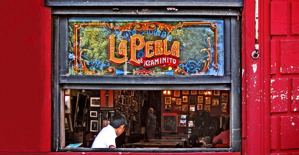 Escala de Crucero: Caminito en Buenos Aires Imagen de un local en Caminito, Buenos Aires, destino de escala de Crucero por Latinoamérica