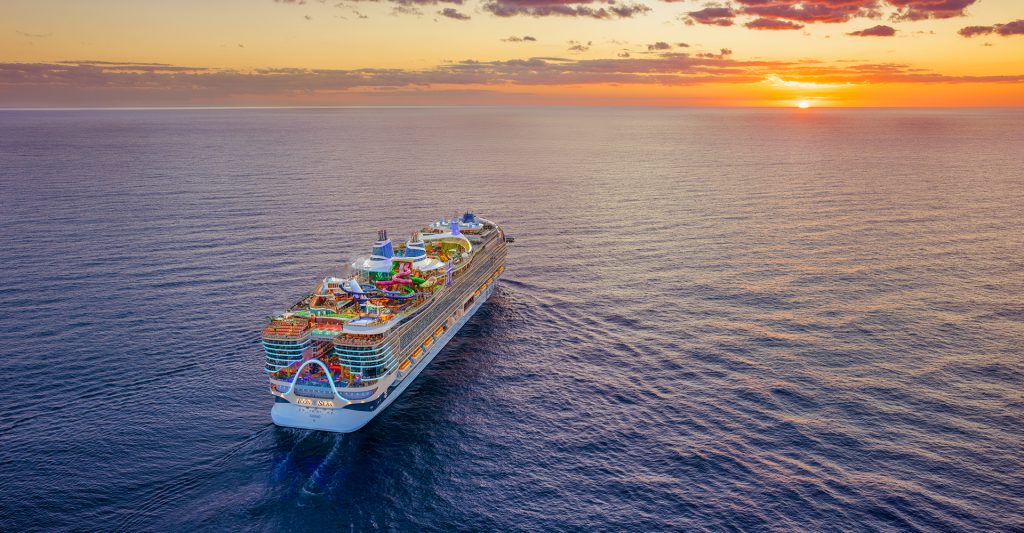 Imagen del crucero Icon of the Seas de RCI surcando los mares en el atardecer, camino de Génova