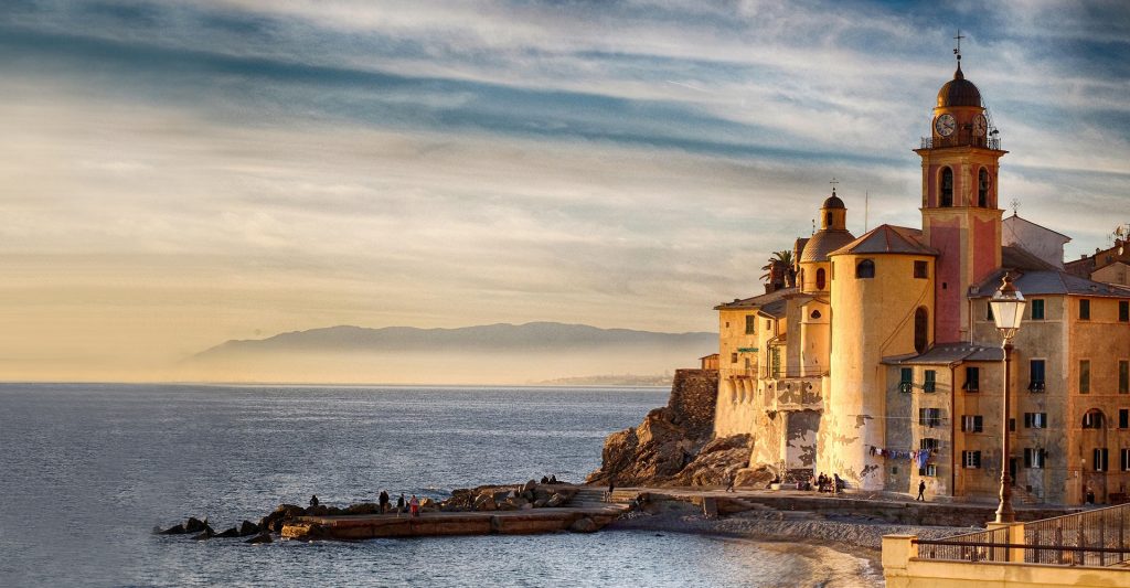 Imagen de la puesta de sol en Génova, destino perfecto para una escala de Crucero 