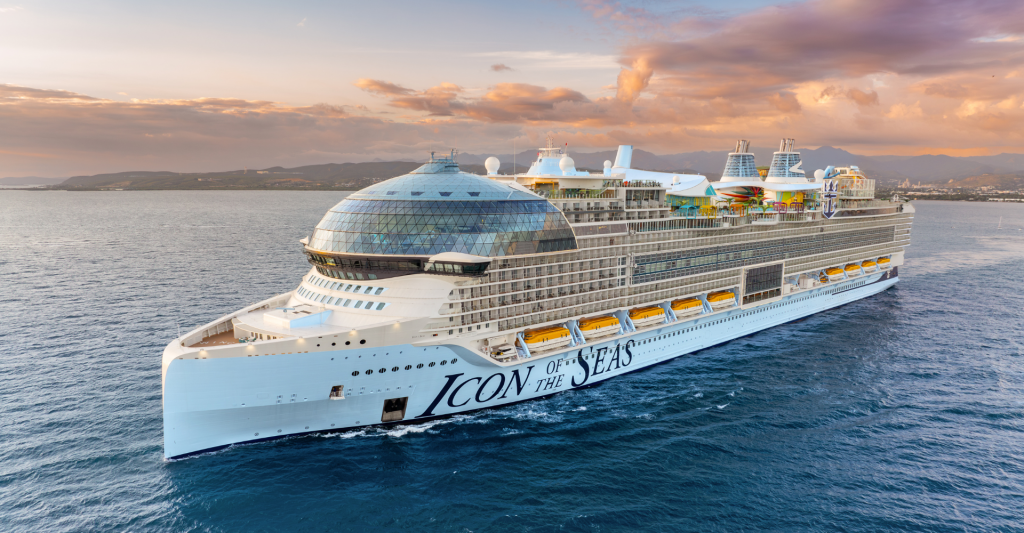 Experiencia única a bordo de un crucero de Royal Caribbean Crucero de Royal Caribbean navegando sobre el mar al atardecer