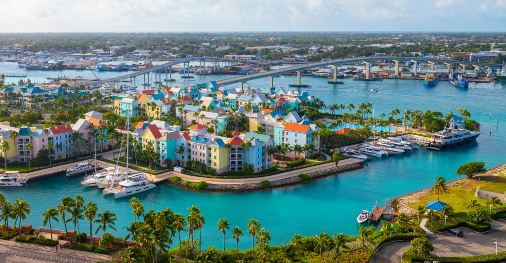 Nassau, la vibrante capital de las Bahamas y puerto de cruceros. Vista aérea de Nassau, capital de las Bahamas, con su puerto de cruceros y arquitectura colonial.
