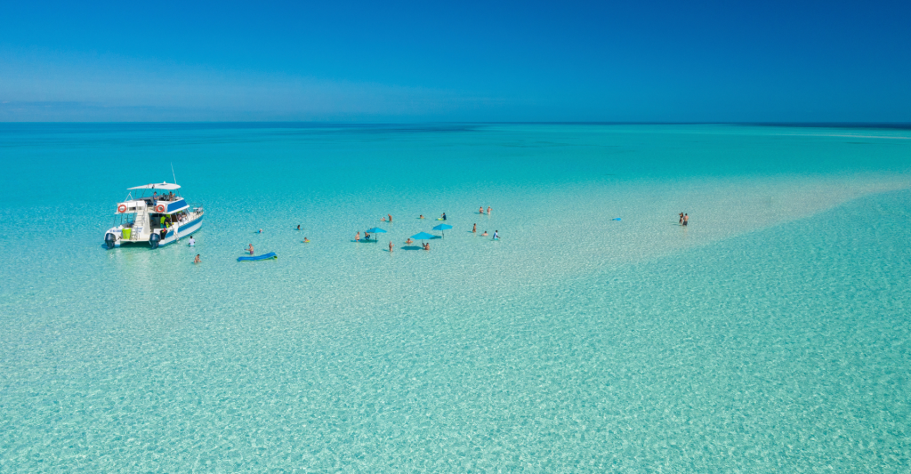 Playas paradisíacas en Bahamas, el sueño de todo crucerista. Playa paradisíaca de aguas turquesas en las Bahamas, destino ideal para cruceros.