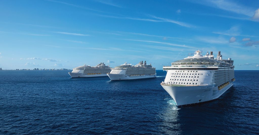 Fotografía del crucero Harmony of the Seas, junto al Allure of the Seas y el Oasis of the Seas, de Royal Caribbean, en alta mar realizando un itinerario de un mini crucero