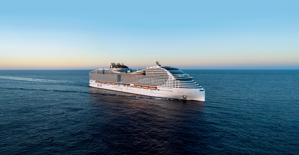 Crucero blanco atracado cerca de islas griegas.