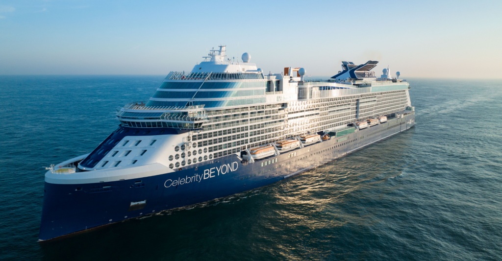 Crucero navegando en aguas cristalinas del Mediterráneo.