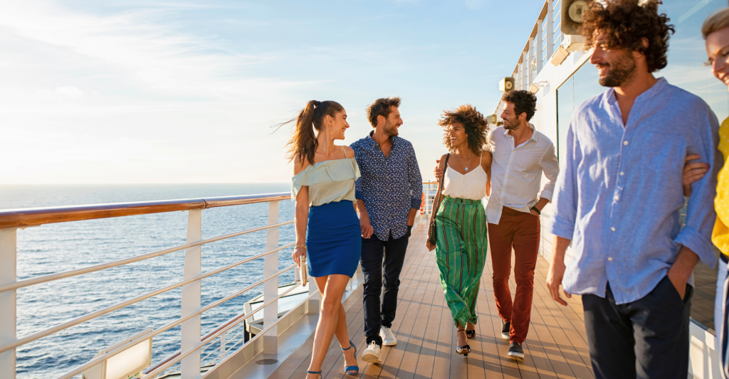 Fotografía de un grupo de personas felices en la cubierta de un crucero