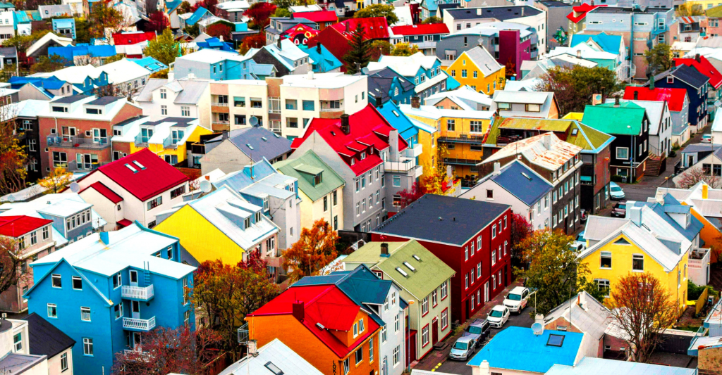 Fotografía de casas de colores en Islandia, Reykjavik, destino de crucero