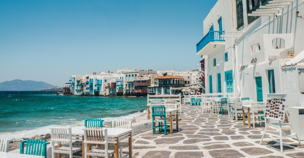 Fotografía del paseo de la playa de Mykonos, destino de crucero