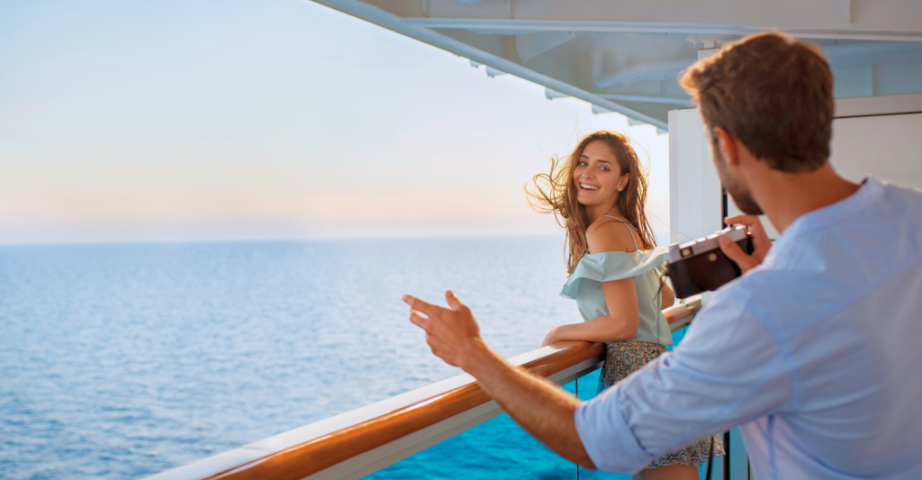 Fotografía de una pareja posando en un crucero