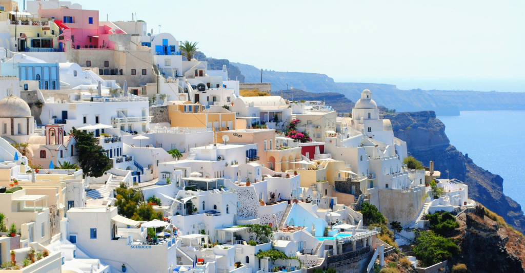 Fotografía de casas en un acantilado en Santorini, destino de crucero