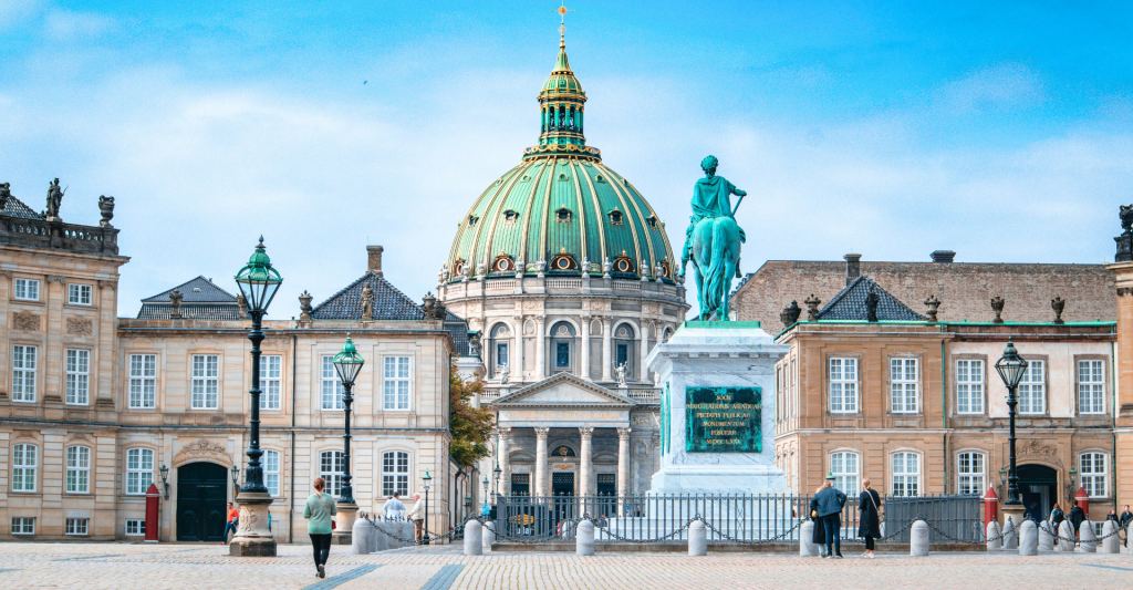 Fotografía del palacio de Amalienborg, Copenhague, destino de crucero