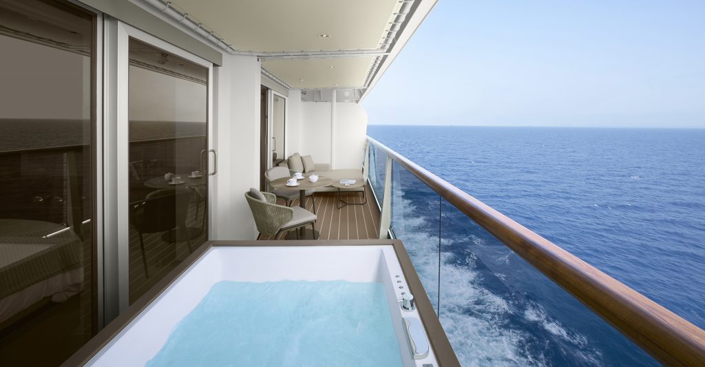 Crucero Todo Incluido: Imagen de un balcón con jacuzzi de un camarote del Explora III en mitad del mar