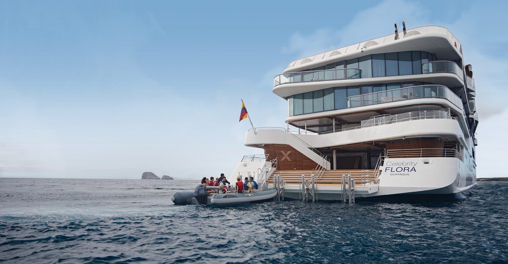 Crucero Todo Incluido: Imagen de un grupo de personas montando en Zodiac para hacer una escala de su trayectoria con el Celebrity Flora