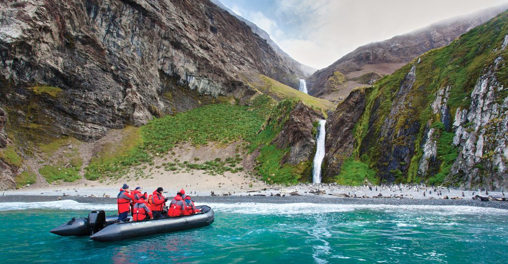 Imagen de un grupo de personas llegando a su escala desde una lancha del itinerario exótico de Silversea