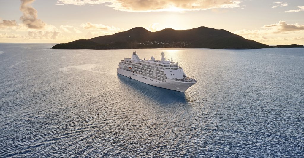 Fotografía aérea de un crucero exótico Silversea surcando los mares en un bonito atardecer