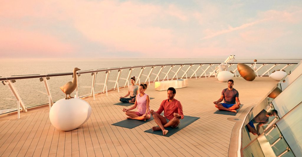 Imagen de un grupo de personas meditando a bordo de un crucero temático de autocuidado de Celebrity Cruises 