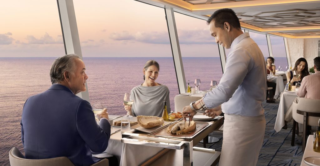 Fotografía de una pareja a bordo de un barco NCL, en un restaurante, en sus vacaciones de crucero temático gourmet