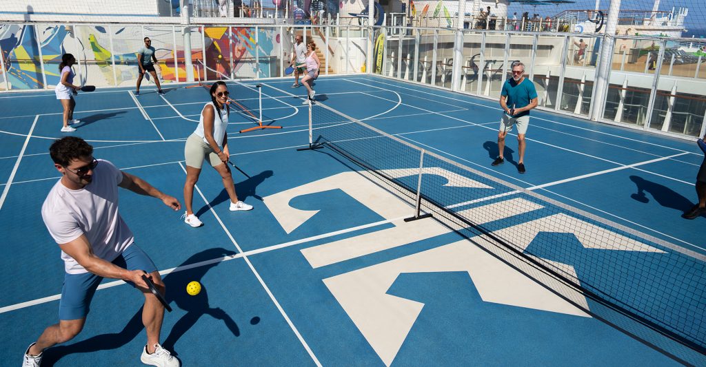 Fotografía de un grupo de amigos disfrutando de su crucero deportivo a bordo de un barco de Royal Caribbean International