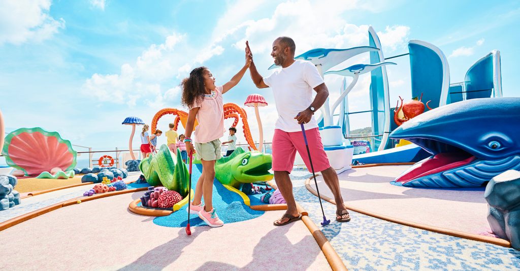 Fotografía de una familia disfrutando de su crucero temático, en el campo de golf, de Royal Caribbean
