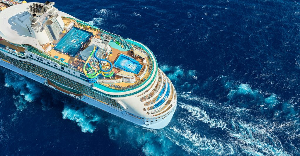 Imagen aérea, hecha con un dron, del exterior de un crucero temático de Royal Caribbean International