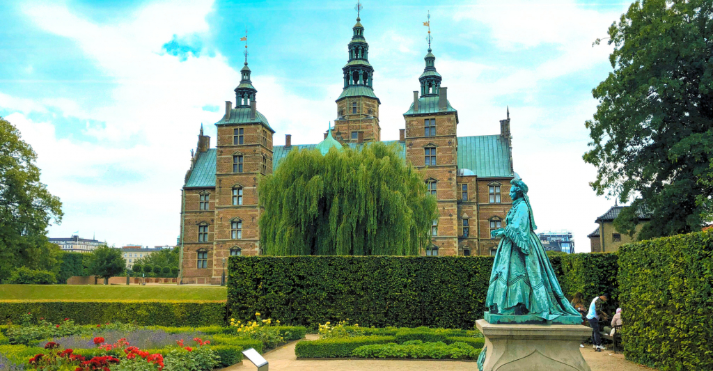 Fotografía de los jardines del castillo de rosenborg en Copenhague, destino de crucero