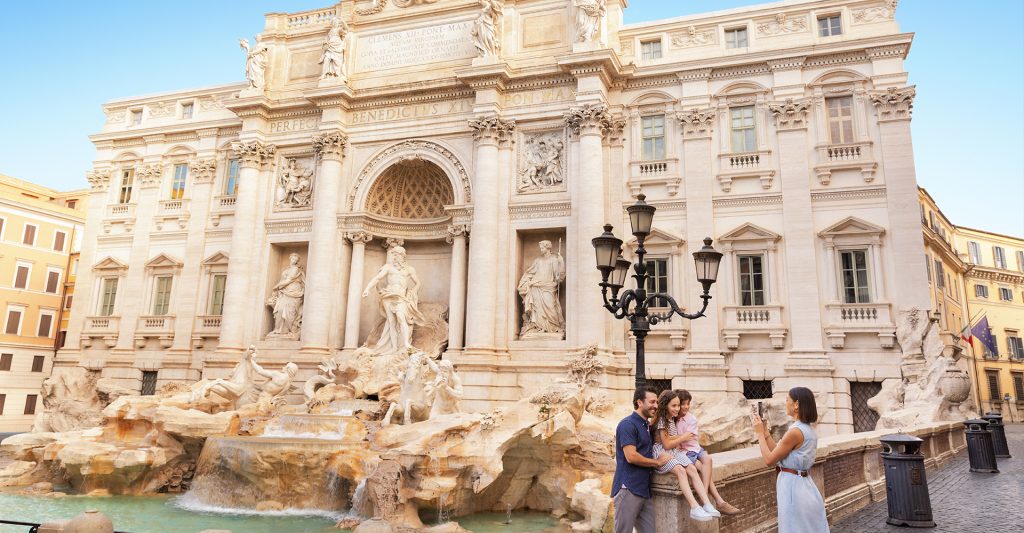 Fotografía de una familia enfrente de la Fontana di Trevi, en Roma, en la escala de su crucero