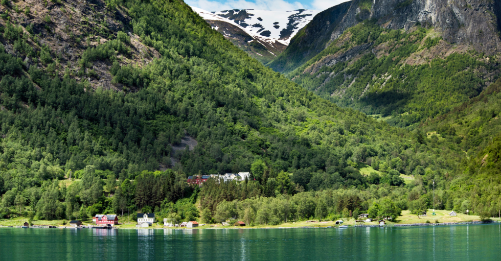 Fotografía de un paisaje de los fiordos de Noruega, destino de crucero