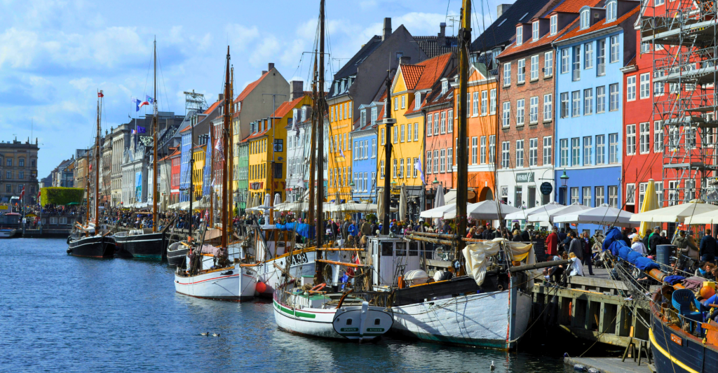 Fotografía del puerto de Nyhavn en Copenhague, destino de crucero